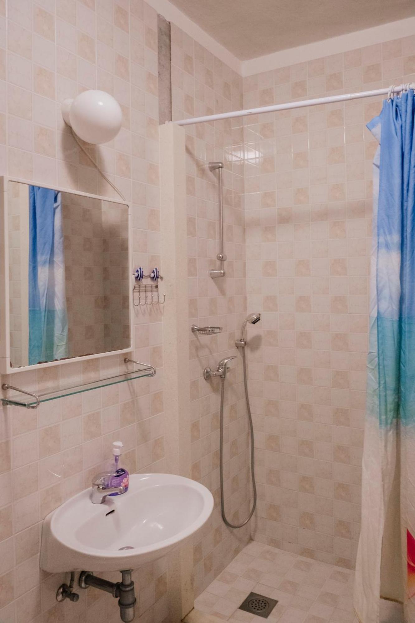 Curri Apartament *
